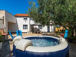 Adorable Home With Private Garden and Bubble Bath