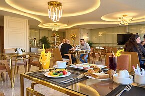 Pyramids Plateau Hotel