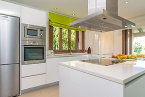 Villa in Mancor With Pool & Mountain Views