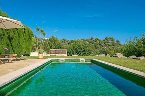 Villa in Mancor With Pool & Mountain Views
