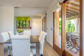 Villa in Mancor With Pool & Mountain Views