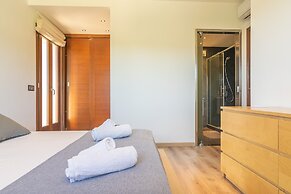 Villa in Mancor With Pool & Mountain Views