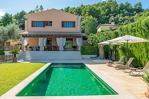 Villa in Mancor With Pool & Mountain Views