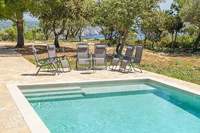 Peaceful Villa With Sea Views