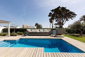 Villa in Menorca With Private Pool & Beach Access