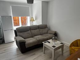 2 Bed Flat - Sleeps 4 - Pets - Garden - Parking