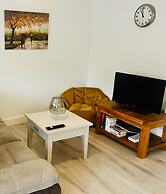 2 Bed Flat - Sleeps 4 - Pets - Garden - Parking