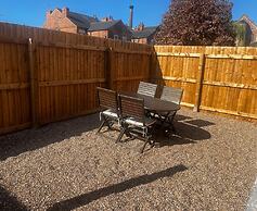 2 Bed Flat - Sleeps 4 - Pets - Garden - Parking