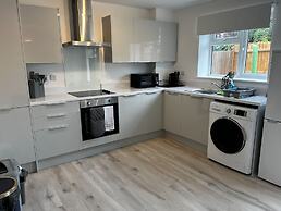 2 Bed Flat - Sleeps 4 - Pets - Garden - Parking