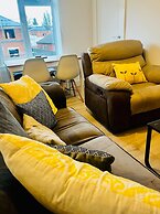 2 Bed Flat - Sleeps 8 - Pets - Garden - Parking