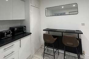 Modern Cosy Spacious 4 Bedroom House