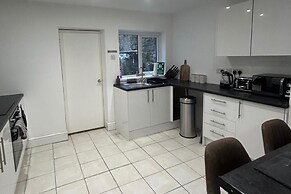 Modern Cosy Spacious 4 Bedroom House