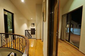 Warm Wood Villa By 97RoyalVista