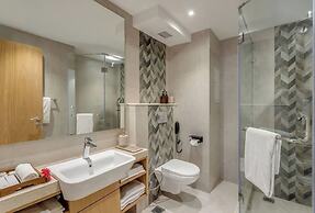 Hidden Gem Luxe Suite w Pool View - 1km to Beach