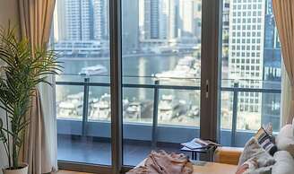 Stylish Marina-front 2BR Near Top Attractions