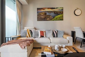 Stylish Marina-front 2BR Near Top Attractions