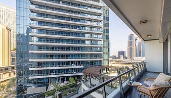 Stylish Marina-front 2BR Near Top Attractions