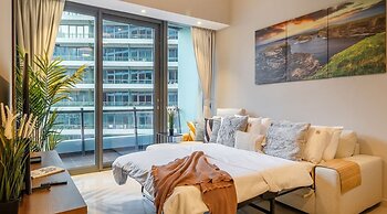 Stylish Marina-front 2BR Near Top Attractions