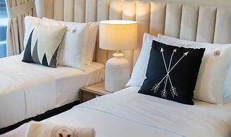 Stylish Marina-front 2BR Near Top Attractions
