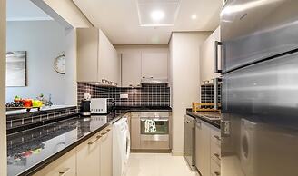 Stylish Marina-front 2BR Near Top Attractions