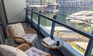 Stylish Marina-front 2BR Near Top Attractions