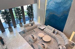 Stylish Marina-front 2BR Near Top Attractions