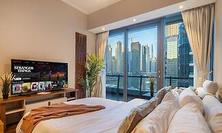 Stylish Marina-front 2BR Near Top Attractions