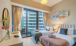 Stylish Marina-front 2BR Near Top Attractions