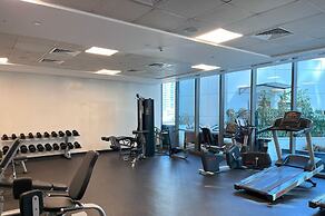 Stylish Marina-front 2BR Near Top Attractions