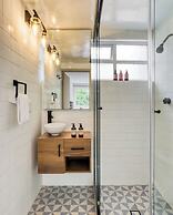 Comfy Apartment with Leafy Views by Tasman