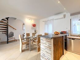 Villa in Galizana With Bubble Bath