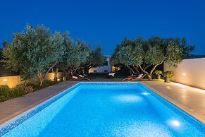 Beachfront villa Mihovil w. beach access