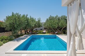 Beachfront villa Mihovil w. beach access