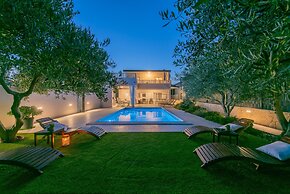 Beachfront villa Mihovil w. beach access