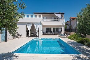 Beachfront villa Mihovil w. beach access