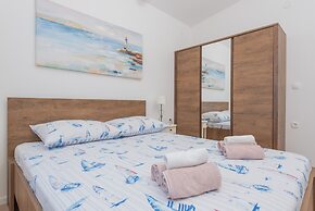 Beachfront villa Mihovil w. beach access