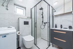 Beachfront villa Mihovil w. beach access