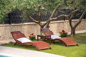 Beachfront villa Mihovil w. beach access