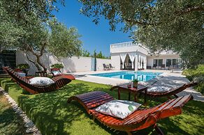 Beachfront villa Mihovil w. beach access