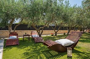 Beachfront villa Mihovil w. beach access