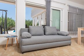 Beachfront villa Mihovil w. beach access