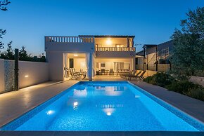 Beachfront villa Mihovil w. beach access