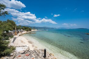Beachfront villa Mihovil w. beach access
