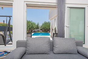 Beachfront villa Mihovil w. beach access