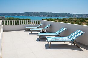 Beachfront villa Mihovil w. beach access