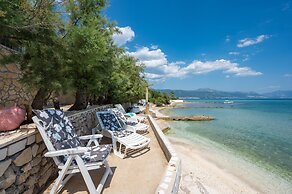 Beachfront villa Mihovil w. beach access