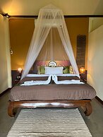 Palette Luxe Elephant Camp Maerim