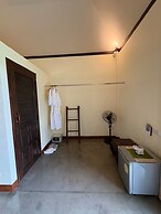 Palette Luxe Elephant Camp Maerim