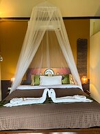 Palette Luxe Elephant Camp Maerim