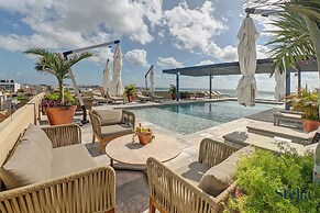 Condos with Oceanview Rooftop Pool
